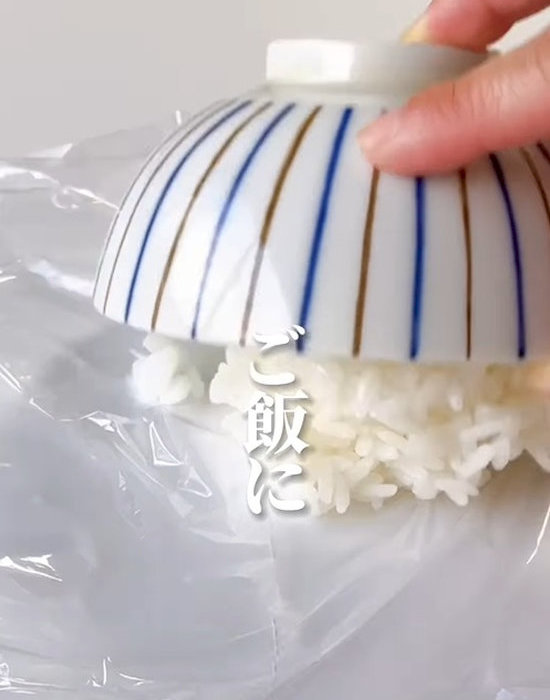 ラップの上にごはんをのせる様子