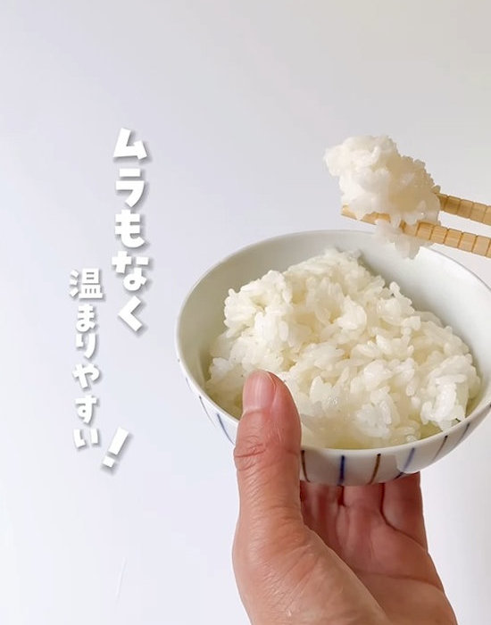 お茶碗のごはんを箸で取る様子