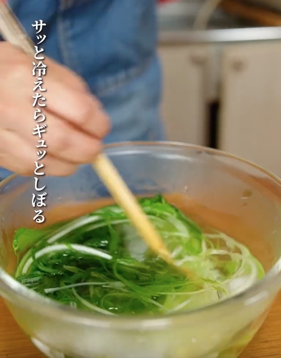 氷水の入ったボウルに水菜を入れる様子