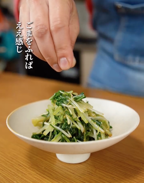 器に盛り付けた水菜のゴマからし和え