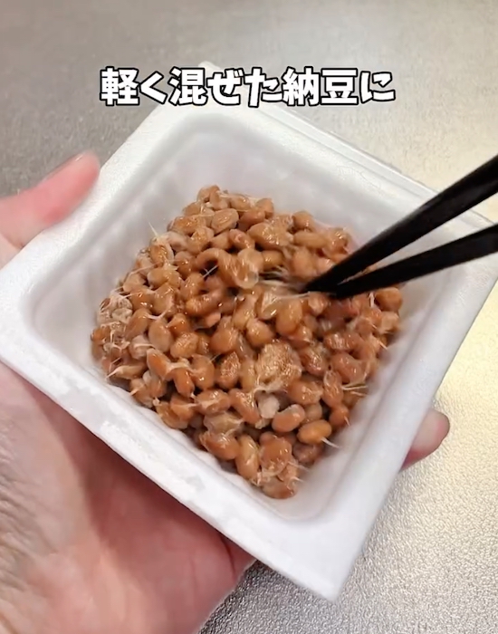 パックの納豆を混ぜる様子