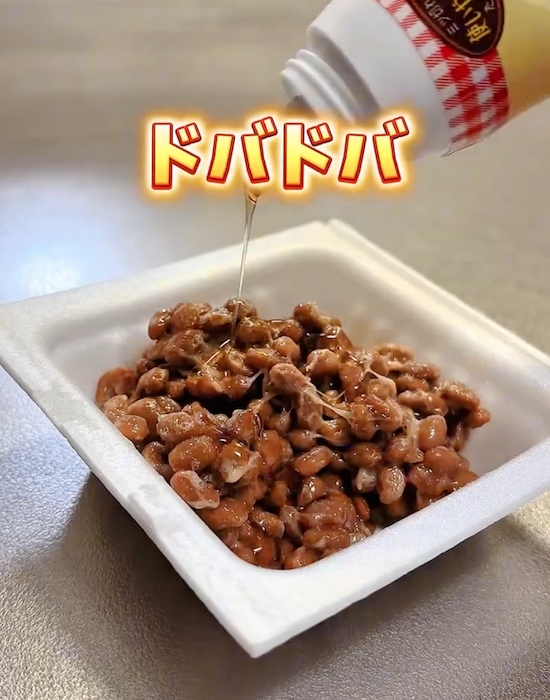 納豆にメープルシロップを入れる様子