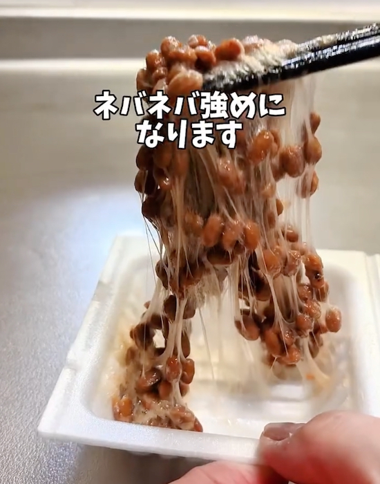 納豆を混ぜる様子