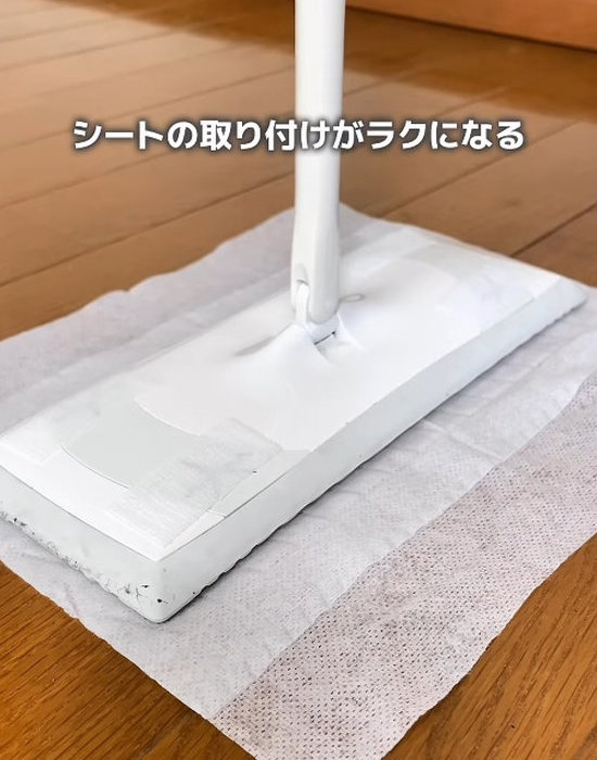 フローリングワイパーにシートを貼り付ける様子