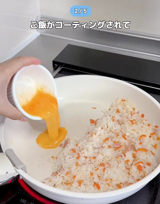 溶き卵を加える