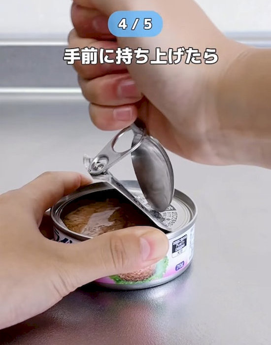 スプーンを手前に持ち上げる
