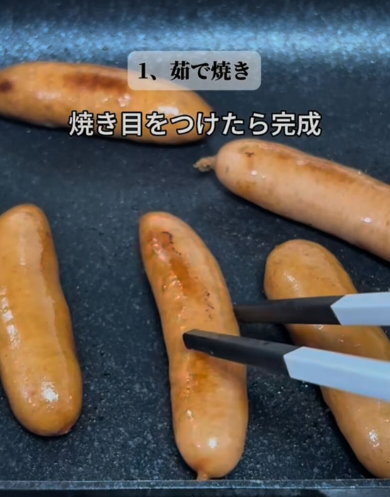フライパンでウィンナーを焼く様子