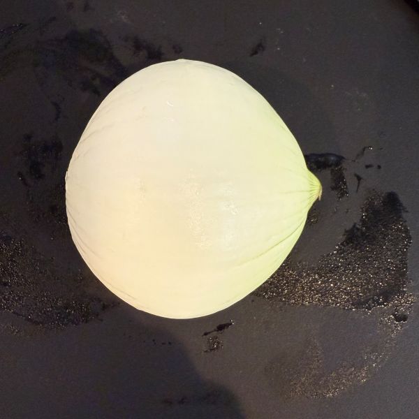 皮をむいたタマネギを半分に切った様子