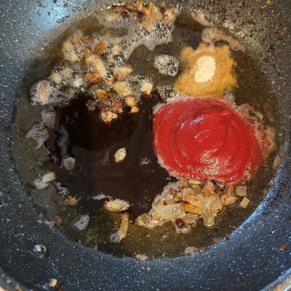 ハンバーグソースの材料をフライパンに入れた様子