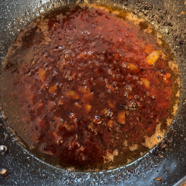 ハンバーグソースをフライパンで煮詰める様子