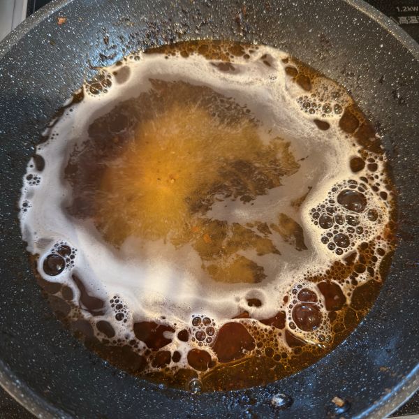 食器用洗剤を入れたフライパンを火にかける様子