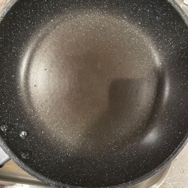 汚れが落ちてきれいになったフライパンの様子
