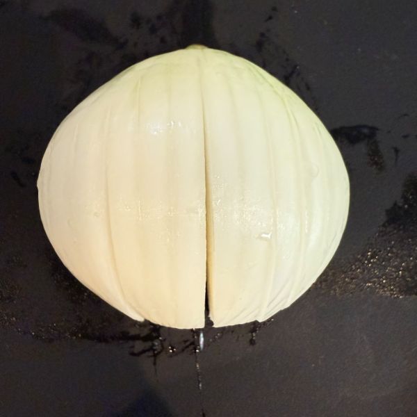 半分に切ったタマネギに繊維に沿って切れ目を入れた様子