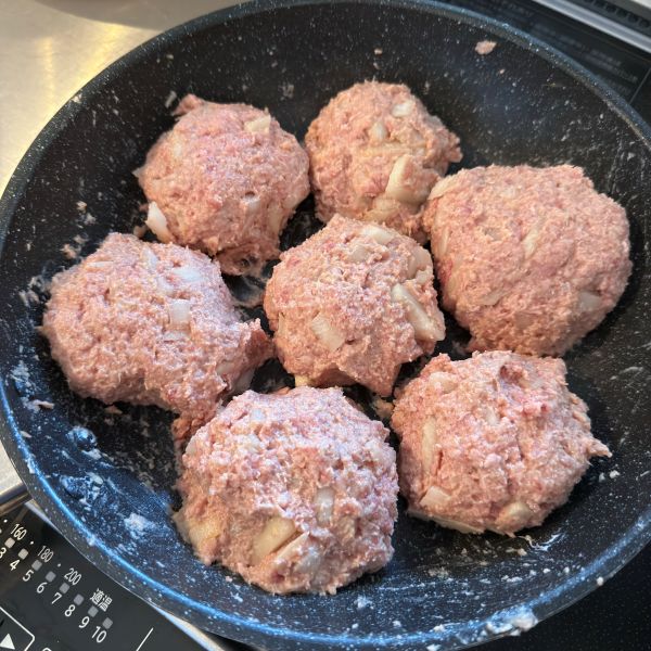 ハンバーグのタネを成形してフライパンに並べた様子