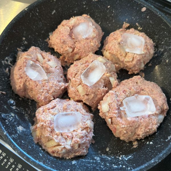 ハンバーグの真ん中にそれぞれ氷をのせた様子