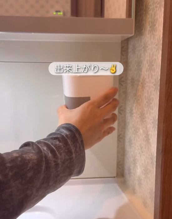 ダストボックスを壁面に設置する様子