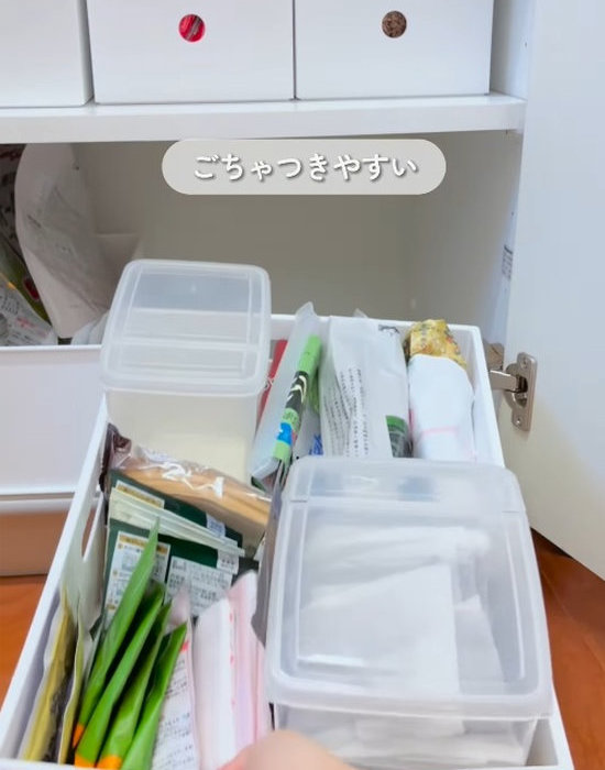 コーヒーや紅茶のパックが入った収納ケース