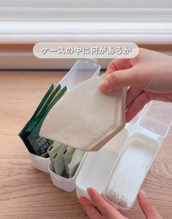 チーズ用ケースにコーヒーフィルターを入れる様子