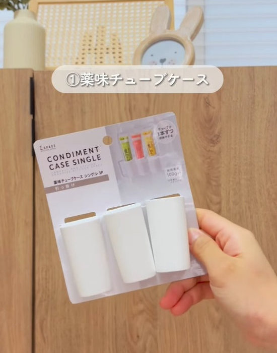 薬味チューブケースを手にしている様子
