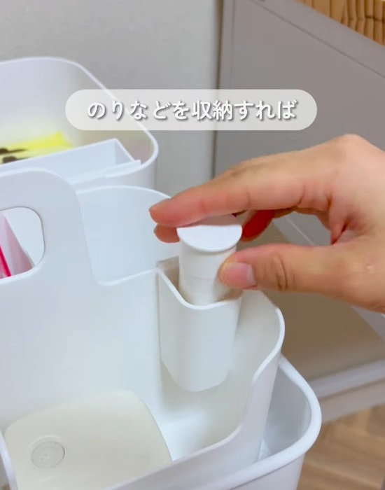 チューブケースにのりを入れる様子