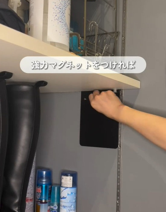 ブックエンドにマグネットを付ける様子