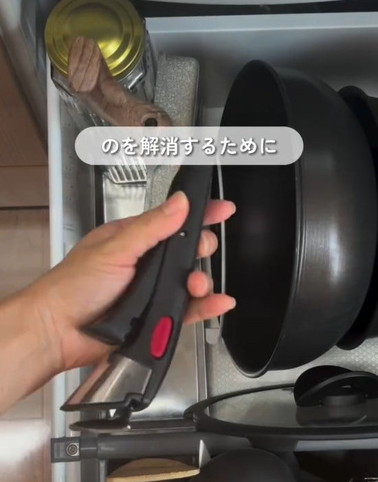 フライパンの取っ手を手にしている様子