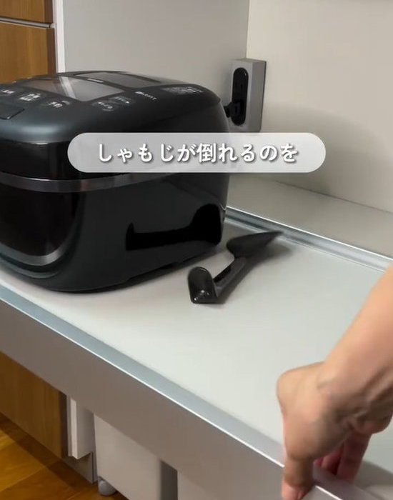 炊飯器の横で倒れた状態のしゃもじ