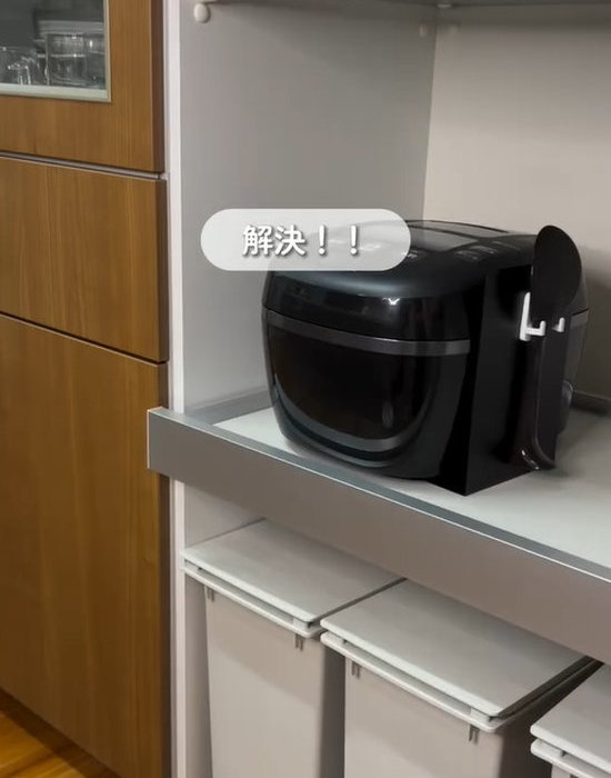 ブックエンドに付けたシェーバーホルダーに収納したしゃもじ