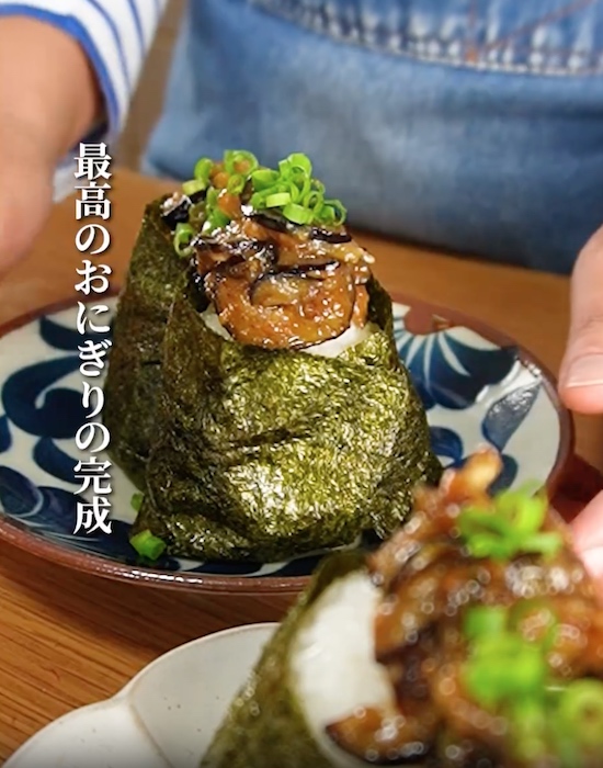 ナス味噌と刻みネギをのせたおにぎり