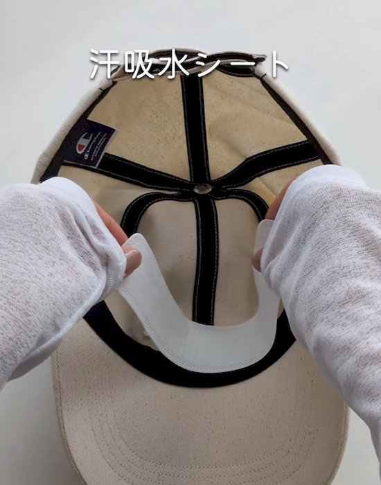 おでこ吸汗パッドを帽子に貼り付けている様子