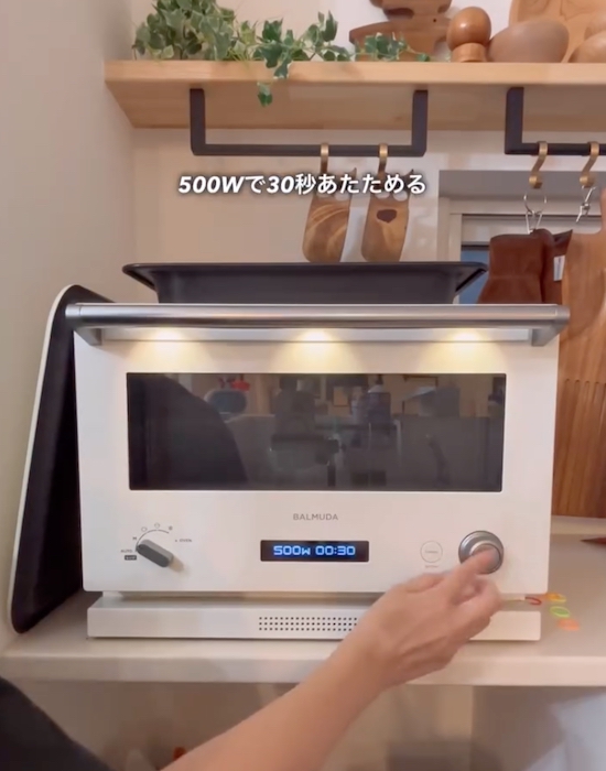 電子レンジを操作している様子