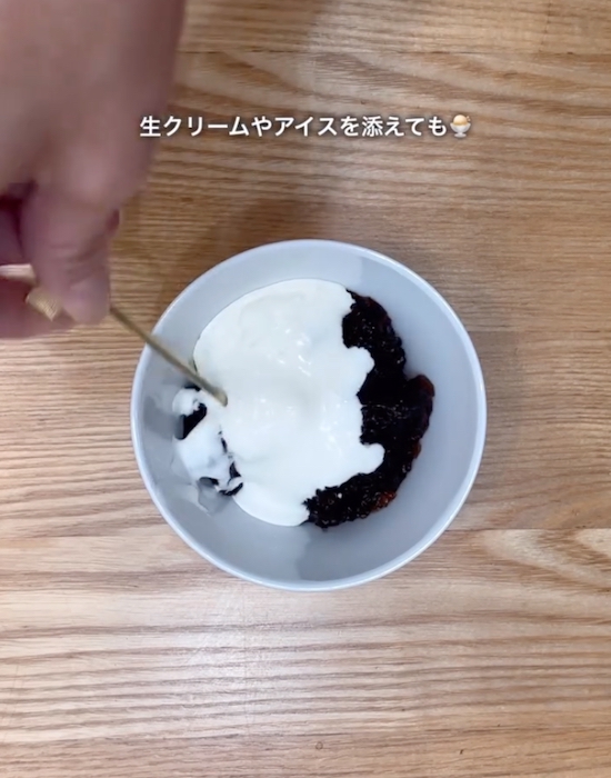 生クリームをかけたコーヒーゼリー