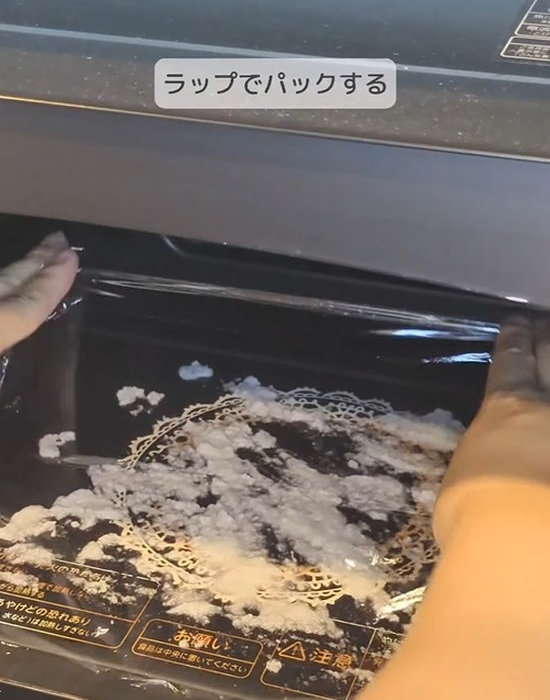 汚れに重曹ペーストを塗る