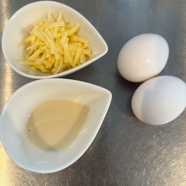 『電子レンジで作るオムレツ』の材料を並べた写真