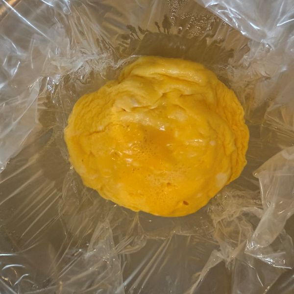電子レンジで加熱した卵液が固まっている様子