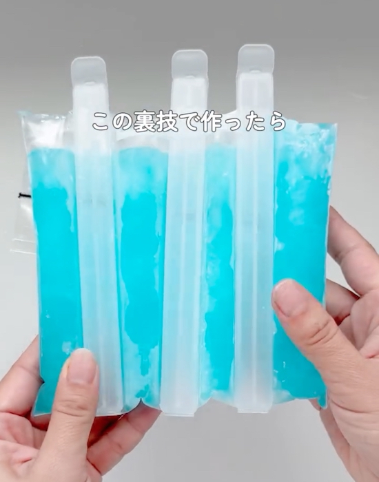 ビニール袋に入った氷を手にしている様子