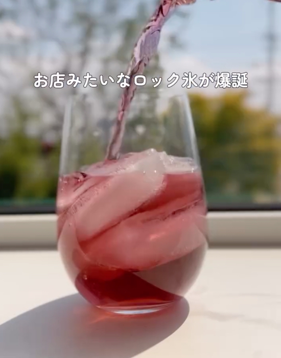 コップに氷とドリンクを入れる様子