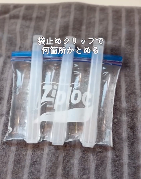 袋止めクリップを付けた水の入ったビニール袋