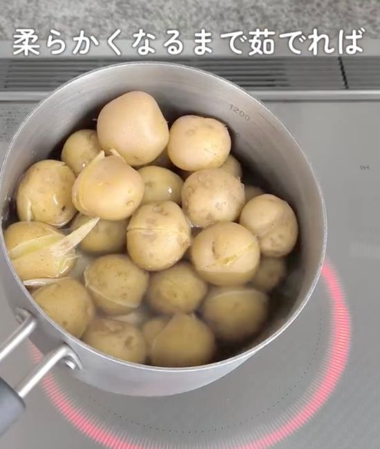 ジャガイモの切り込みを入れた部分の皮がぱっくりと割れている様子