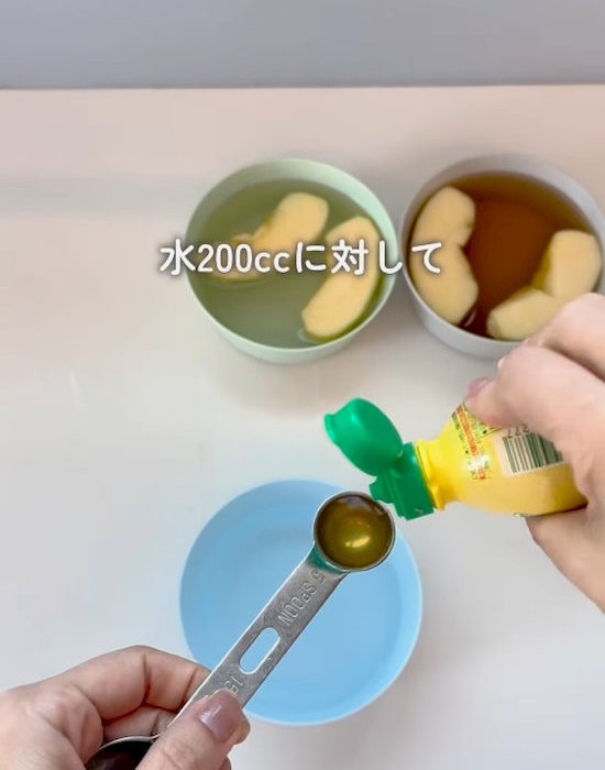 スプーンにレモン果汁を入れる様子