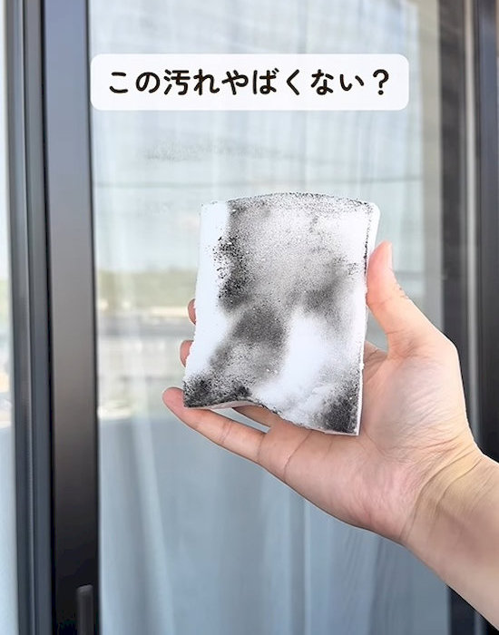 真っ黒に汚れたメラミンスポンジ