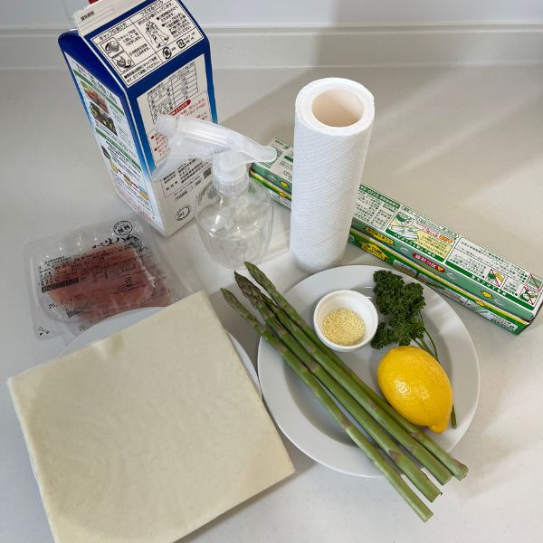 『カダイフ風アスパラ巻き』で使う材料を並べた写真