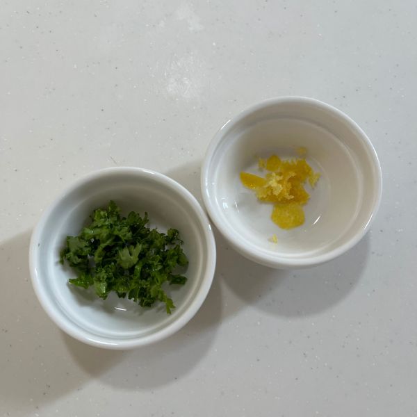 刻んだパセリとけずったレモンの皮をそれぞれ小皿に入れた様子
