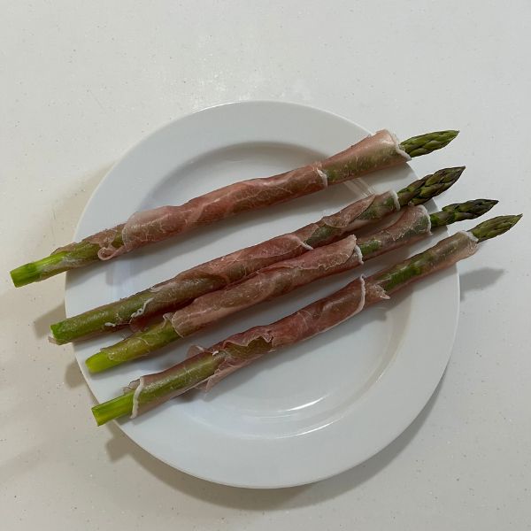 アスパラガスに生ハムを巻き付けた様子