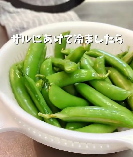 ゆで上がったスナップエンドウをザルにあげて冷ます様子