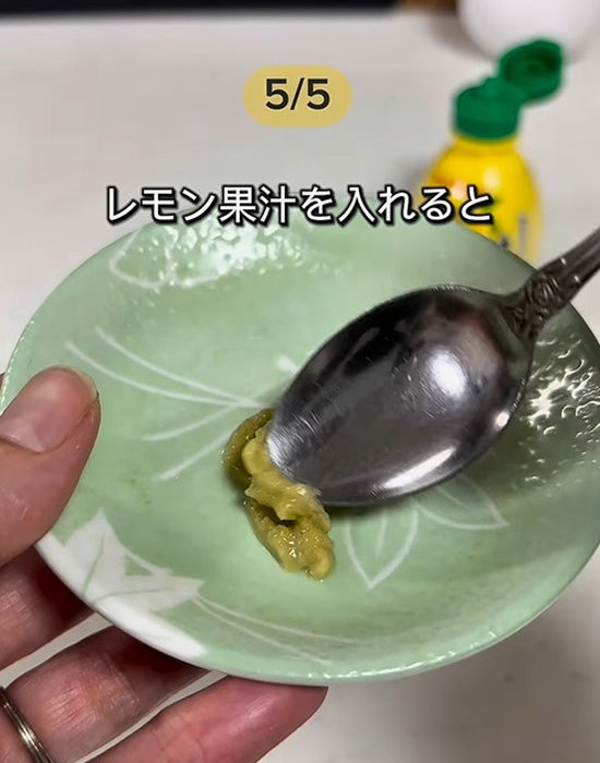 皿にのせたワサビをスプーンですくう様子