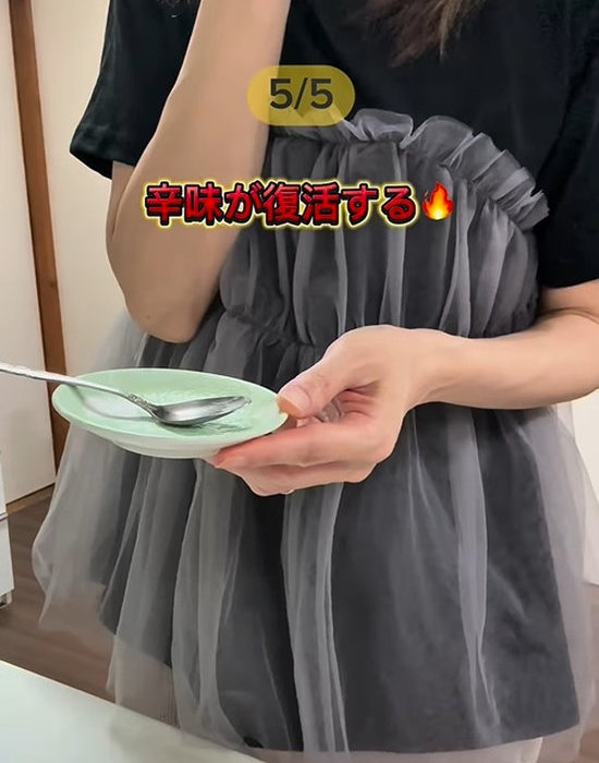 お皿を手にしている女性