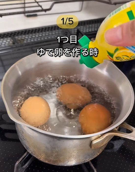 卵の入った鍋にレモン果汁を加える様子