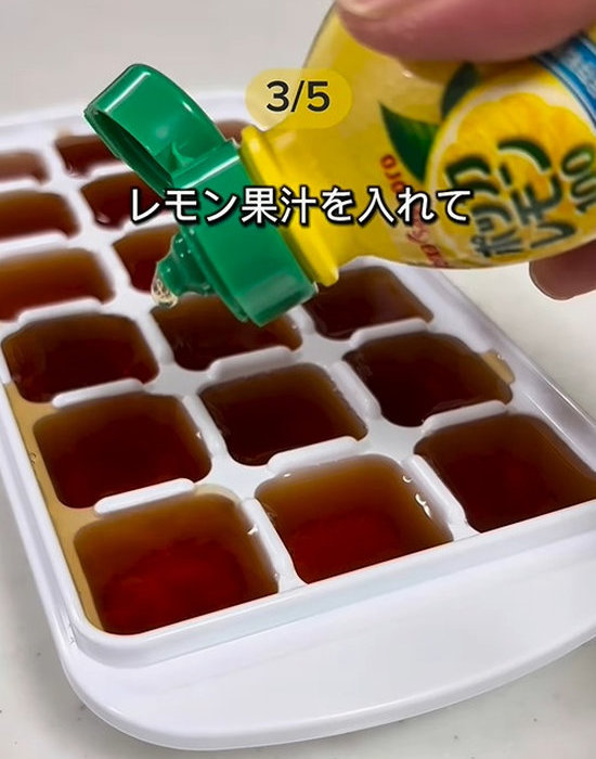 製氷皿に入った紅茶にレモン果汁を入れる様子
