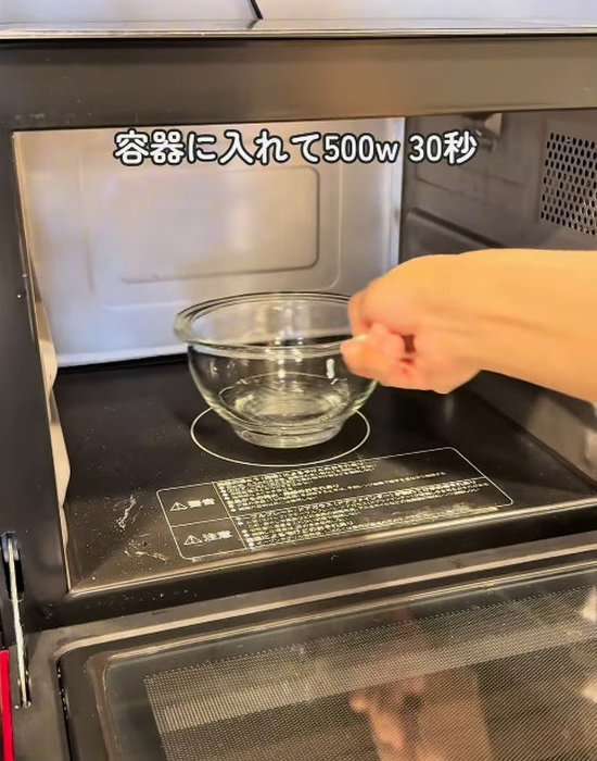 電子レンジにアルカリ電解水を入れる